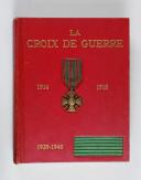 Photo 1 : CROIX DE GUERRE (la). Par un groupe d'anciens combattants décorés de la croix de guerre. 