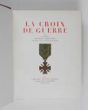 Photo 3 : CROIX DE GUERRE (la). Par un groupe d'anciens combattants décorés de la croix de guerre. 