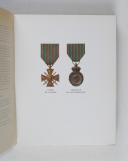 Photo 7 : CROIX DE GUERRE (la). Par un groupe d'anciens combattants décorés de la croix de guerre. 