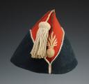 BONNET DE POLICE DE SOUS-OFFICIER DES 1er, 2ème, 3ème ou 4ème RÉGIMENTS DE DRAGONS DE LA LIGNE, modèle 1860 de fantaisie, à soufflet, Second Empire. 26989-2