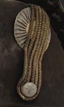 Photo 2 : CHAPEAU BICORNE DE MOUSQUETAIRES DE LA MAISON MILITAIRE DU ROI, seconde compagnie «MOUSQUETAIRES NOIRS», pour la tenue de manège, modèle 1814, Restauration. 29236