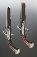 Photo 2 : PAIR OF OFFICER'S FLINTLOCK PISTOLS, France. Former Monarchy, reign of Louis XVI, circa 1780. 34612.