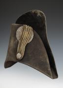 Photo 5 : CHAPEAU BICORNE DE MOUSQUETAIRES DE LA MAISON MILITAIRE DU ROI, seconde compagnie «MOUSQUETAIRES NOIRS», pour la tenue de manège, modèle 1814, Restauration. 29236