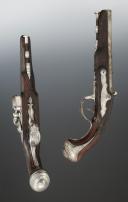Photo 5 : PAIR OF OFFICER'S FLINTLOCK PISTOLS, France. Former Monarchy, reign of Louis XVI, circa 1780. 34612.