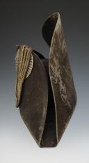 Photo 6 : CHAPEAU BICORNE DE MOUSQUETAIRES DE LA MAISON MILITAIRE DU ROI, seconde compagnie «MOUSQUETAIRES NOIRS», pour la tenue de manège, modèle 1814, Restauration. 29236