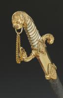 Photo 7 : SYMBOLE DE L’ACCESSION AU POUVOIR, LORSQUE BONAPARTE DEVIENT PREMIER CONSUL, PUIS NAPOLÉON, le sabre l’ayant accompagné du Consulat aux Cent Jours, offert à Emmanuel de Grouchy, dernier Maréchal de France nommé sous le Premier Empire.  vente publique : TENTATION° 3 Jeudi 22 mai 2025 - 18h Drouot - salle 9  : Giquello et associés