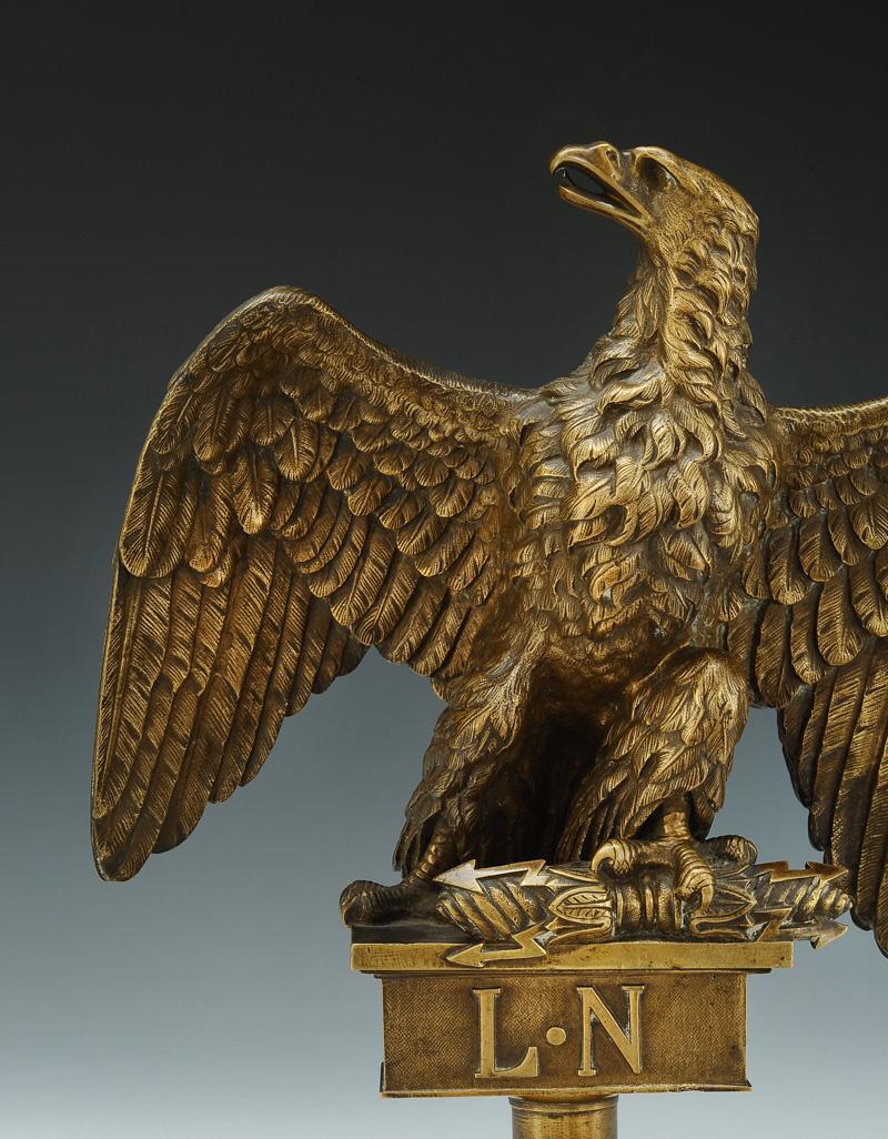 Tête d'aigle, Tête de sculpture en bronze d'un aigle, Statue sur socle en  marbre, Art