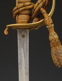 Photo 9 : SABRE D'OFFICIER DE LA MARINE INDIENNE AYANT APPARTENU AU COMMANDER HEDLEY VICARS BANFIELD, Commandant du vaisseau HMIS LAWRENCE en 1940, Première moitié du XXème siècle. 32670