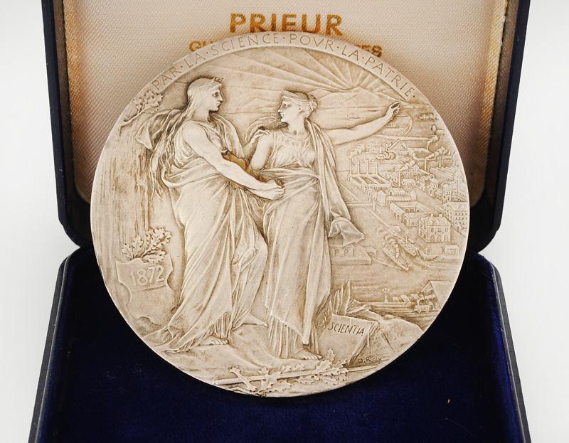 Rendu 3D Chatoyant D'une Médaille D'or Scintillante Sur La Poitrine
