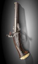 Photo 2 : Pistolet à silex à une platine et deux canons tournants, par pression sur l’extrémité de la sous garde. COLLECTION PHILIPPE MISSILLIER, Étude Giquello, Drouot - salles 5-6, les 6 & 7 mars 2025