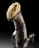 Photo 4 : Pistolet à silex à une platine et deux canons tournants, par pression sur l’extrémité de la sous garde. COLLECTION PHILIPPE MISSILLIER, Étude Giquello, Drouot - salles 5-6, les 6 & 7 mars 2025