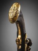 Photo 2 : Pistolet à silex, canon en alliage cuivreux doré à deux registres, Attribué à Felix Werder, orfèvre et arquebusier, Zurich, Suisse, vers 1650/1660. COLLECTION PHILIPPE MISSILLIER, Étude Giquello, Drouot - salles 5-6, les 6 & 7 mars 2025