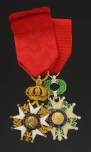 DEUX REPRODUCTIONS D'UNE CROIX DE CHEVALIER DE LA LÉGION D'HONNEUR SECOND EMPIRE ET UNE D'OFFICIER TROISIÈME RÉPUBLIQUE. 26394-26395