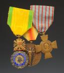 LOT DE TROIS DÉCORATIONS : MÉDAILLE MILITAIRE, MÉDAILLE COMMÉMORATIVE ET CROIX DU COMBATTANT , Troisième République. 27839/27840/27841