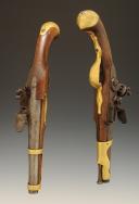 Photo 5 : PAIRE DE PISTOLETS D'ARÇON, modèle de 1763-1766, datés de 1776, Ancienne Monarchie, règne de Louis XVI. 34635