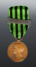 MÉDAILLE COMMÉMORATIVE DE LA GUERRE DE 1870-1871 AVEC AGRAFE « ENGAGÉ VOLONTAIRE », créée 1911, Troisième République. 27187-3