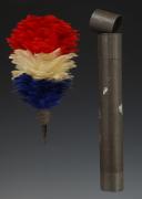 PLUMET ET POMPON OLIVE POUR CASQUE DE CAVALERIE DANS LEUR ÉTUI, Troisième République. 33454-10