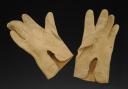 Photo 2 : PAIR OF IVORY CALFSKIN GLOVES, Third Republic. 29246-30