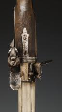 Photo 6 : PAIRE DE PISTOLETS À TROIS CANONS SIGNÉS WALSINGHAM, Royaume d'Angleterre. 30097