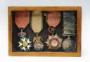 ENSEMBLE DE QUATRE DÉCORATIONS AYANT APPARTENU AU SOLDAT PEBE DU 27ème RÉGIMENT D'INFANTERIE DE LIGNE : Croix de la Légion d'Honneur, médaille militaire, médaille de la campagne de Crimée, croix de l'ordre du Médjidié. 30401