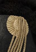 Photo 3 : CHAPEAU BICORNE DE MOUSQUETAIRES DE LA MAISON MILITAIRE DU ROI, seconde compagnie « MOUSQUETAIRES NOIRS », pour la grande tenue, modèle 1814, Restauration. 30043