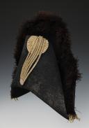 Photo 5 : CHAPEAU BICORNE DE MOUSQUETAIRES DE LA MAISON MILITAIRE DU ROI, seconde compagnie « MOUSQUETAIRES NOIRS », pour la grande tenue, modèle 1814, Restauration. 30043