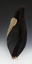 Photo 6 : CHAPEAU BICORNE DE MOUSQUETAIRES DE LA MAISON MILITAIRE DU ROI, seconde compagnie « MOUSQUETAIRES NOIRS », pour la grande tenue, modèle 1814, Restauration. 30043