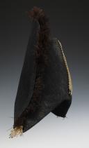 Photo 8 : CHAPEAU BICORNE DE MOUSQUETAIRES DE LA MAISON MILITAIRE DU ROI, seconde compagnie « MOUSQUETAIRES NOIRS », pour la grande tenue, modèle 1814, Restauration. 30043