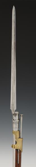 Photo 10 : FUSIL DE RÉCOMPENSE POUR LES TROUPES À PIED ROYALISTES S'ÉTANT DISTINGUÉES PENDANT LES CAMPAGNE CONTRE LA RÉVOLUTION, attribué à BERNARD Jean, modèle 1817, Restauration. 29240