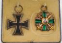 Photo 1 : BOX COLLECTING A SECOND CLASS IRON CROSS, model 1914, AND THE ORDER OF THE LION OF ZÄHRINGEN, First World War. 27579