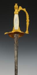 Photo 7 : ÉPÉE DE MÉRITE ET DE DISTINCTION DE L'ÉCOLE DES PAGES DONNÉE PAR LE ROI À MONSIEUR ADEMAR DE GAIN MONTAIGNAC EN 1830, second modèle du fourbisseur Loyselier (1822-1830), Restauration. 32701