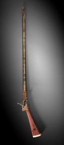 Photo 2 : Fusil à la miquelet ottoman monté en argent doré et corail, canon décoré d’or, crosse en bois recouverte de velours et plaque de crosse en ivoire avec un monogramme en argent appliqué du Grand-Duc Alexei Alexandrovitch (1850-1908), frère du Tsar Alexandre III, Trébizonde (Turquie), fin du XVIIIe – début du XIXe siècle. COLLECTION PHILIPPE MISSILLIER, Étude Giquello, Drouot - salles 5-6, les 6 & 7 mars 2025