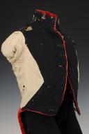 Photo 14 : HABIT DES GARDES DU CORPS DU ROI AYANT APPARTENU À MONSIEUR DE BEAUFFORT DE LA COMPAGNIE DE NOAILLES de grande tenue, modèle 1820, Seconde Restauration (1820-1830). 30007