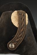 Photo 2 : CHAPEAU BICORNE D'OFFICIER D'INFANTERIE LÉGÈRE DU CORPS ROYAL DE FRANCE, modèle 1814, Restauration. 29324