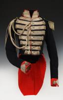 Photo 2 : HABIT DES GARDES DU CORPS DU ROI AYANT APPARTENU À MONSIEUR DE BEAUFFORT DE LA COMPAGNIE DE NOAILLES de grande tenue, modèle 1820, Seconde Restauration (1820-1830). 30007