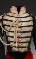 Photo 3 : HABIT DES GARDES DU CORPS DU ROI AYANT APPARTENU À MONSIEUR DE BEAUFFORT DE LA COMPAGNIE DE NOAILLES de grande tenue, modèle 1820, Seconde Restauration (1820-1830). 30007