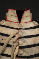 Photo 4 : HABIT DES GARDES DU CORPS DU ROI AYANT APPARTENU À MONSIEUR DE BEAUFFORT DE LA COMPAGNIE DE NOAILLES de grande tenue, modèle 1820, Seconde Restauration (1820-1830). 30007
