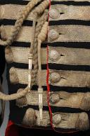 Photo 5 : HABIT DES GARDES DU CORPS DU ROI AYANT APPARTENU À MONSIEUR DE BEAUFFORT DE LA COMPAGNIE DE NOAILLES de grande tenue, modèle 1820, Seconde Restauration (1820-1830). 30007