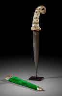 Photo 2 : Mughal khanjar (dagger), with a guard and sheath in nephrite jade set with precious stones, India, 18th century. PHILIPPE MISSILLIER COLLECTION, Giquello Auction House, Drouot - rooms 5-6, March 6 & 7, 2025.