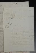 Photo 2 : 5ème Régiment d'Infanterie de Ligne. Lot de 2 documents : ÉTAT DES EFFETS D'HABILLEMENT ET ÉQUIPEMENT EXISTANT EN MAGASIN ET DES MOUVEMENTS SURVENUS, 18 janvier 1808, LETTRE SIGNÉE CHEVALIER DE PLAUZONNE pour un remplacement, 26 février 1809, . 18909-2