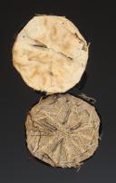 Photo 2 : PAIRE D'ORNEMENTS DE RETROUSSIS POUR HABIT DE GARDES DU CORPS DE LA MAISON MILITAIRE DU ROI, Restauration. 32849