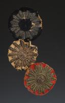 TROIS ORNEMENTS DE RETROUSSIS POUR HABIT DE GARDES DU CORPS DE LA MAISON MILITAIRE DU ROI, Restauration. 32850