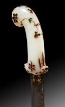 Photo 2 : Mughal Khanjar (dagger), guard and scabbard made of white nephrite jade set with precious stones in gold, India, 18th century. PHILIPPE MISSILLIER COLLECTION, Giquello Auction House, Drouot - rooms 5-6, March 6 & 7, 2025.