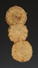 Photo 2 : TROIS ORNEMENTS DE RETROUSSIS POUR HABIT DE GARDES DU CORPS DE LA MAISON MILITAIRE DU ROI, Restauration. 32850