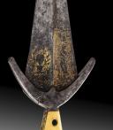 Photo 2 : Ferrare Cinquedea Dagger, Blade decorated by Ercole dei Fedeli, c. 1500. Collection Philippe Missillier, Study Giquello, Drouot - rooms 5-6, March 6 & 7, 2025.