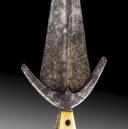 Photo 3 : Ferrare Cinquedea Dagger, Blade decorated by Ercole dei Fedeli, c. 1500. Collection Philippe Missillier, Study Giquello, Drouot - rooms 5-6, March 6 & 7, 2025.