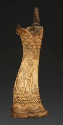 Photo 2 : POWDER FLASK IN ENGRAVED STAG WOOD, Germany, late 18th - early 19th century. 33159