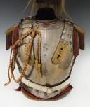 Photo 2 : CASQUE, CUIRASSE, GILET DE MATELASSURE, ÉPAULETTES ET AIGUILLETTES TROUPE DE L'ESCADRON DES CENT-GARDES DE L'EMPEREUR NAPOLÉON III, Second Empire. 33563
