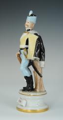 Photo 2 : HUSSARD ALLEMAND, PREMIER EMPIRE : figurine en porcelaine, XXème siècle.