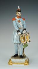 Photo 1 : TAMBOUR D'INFANTERIE DE L'ARMÉE DE GARIBALDI, Armée Italienne 1866 : figurine en porcelaine XXème siècle.